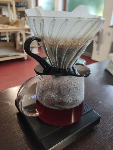 Aktionsbild von Glaskanne mit Hario V60 Filter und Waage
